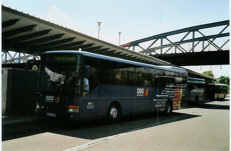 (087'328) - SBG Freiburg - FR-JS 329 - Setra am 24. Juli 2006 beim Bahnhof Freiburg