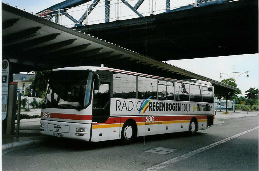 (087'413) - SBG Freiburg - FR-JS 684 - MAN am 24. Juli 2006 beim Bahnhof Freiburg