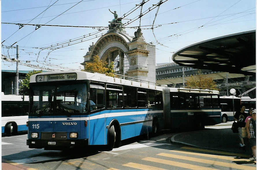 (087'514) - VBL Luzern - Nr. 115/LU 15'009 - Volvo/Hess am 25. Juli 2006 beim Bahnhof Luzern