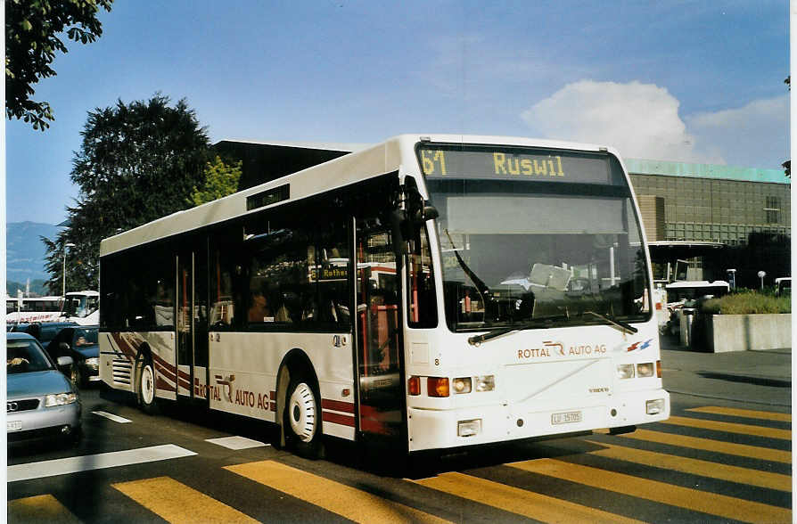 (087'617) - ARAG Ruswil - Nr. 8/LU 15'705 - Volvo/Berkhof am 25. Juli 2006 beim Bahnhof Luzern