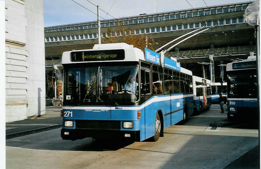 (087'623) - VBL Luzern - Nr. 271 - NAW/R&J-Hess Trolleybus am 25. Juli 2006 beim Bahnhof Luzern