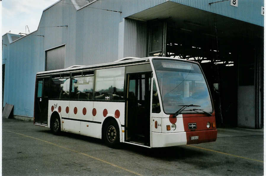 (087'634) - TPF Fribourg - Nr. 44/FR 300'425 - Van Hool (ex GFM Fribourg Nr. 44) am 26. Juli 2006 in Fribourg, Garage