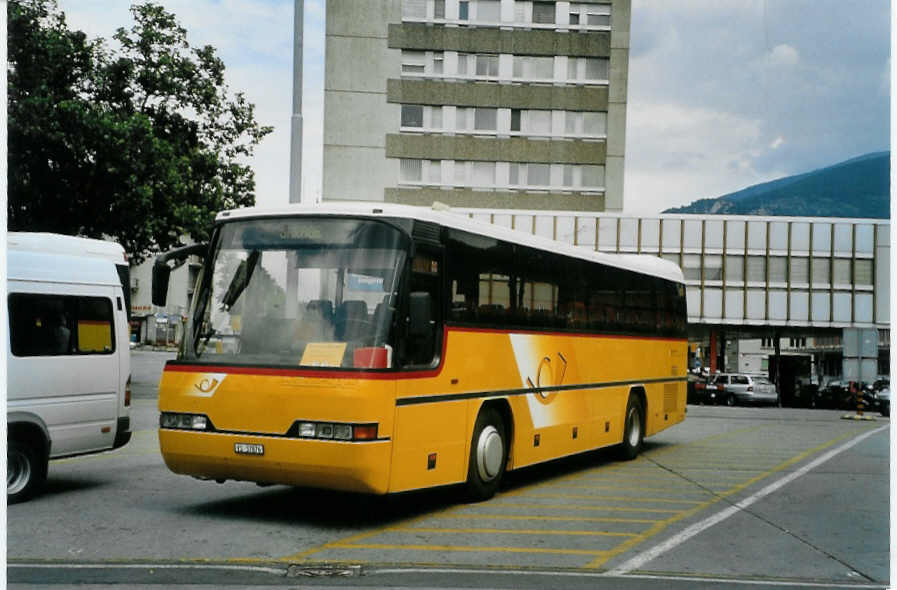 (087'910) - Constantin, Arbaz - VS 37'876 - Neoplan (ex P 25'211) am 26. Juli 2006 beim Bahnhof Sion