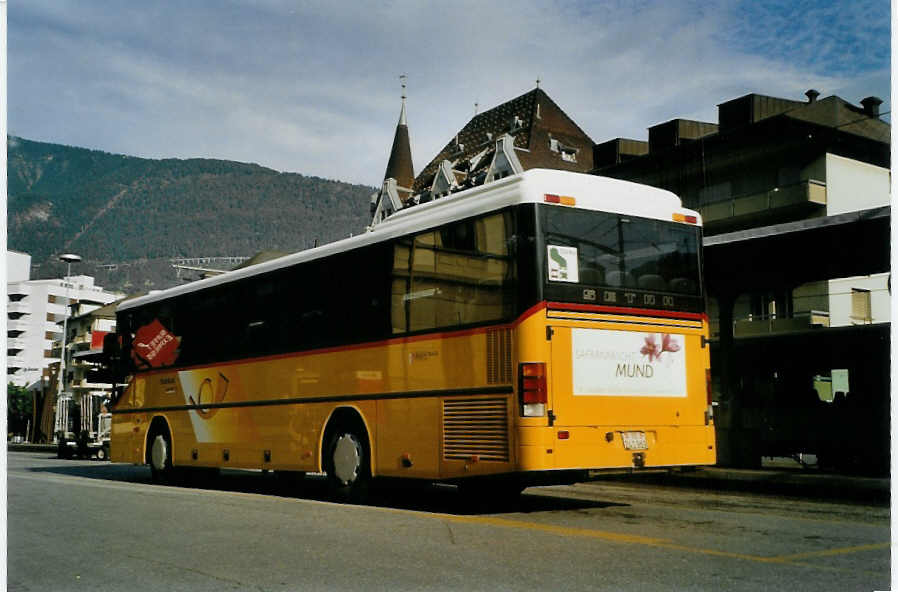 (088'020) - PostAuto Wallis - VS 241'969 - Setra am 26. Juli 2006 beim Bahnhof Brig