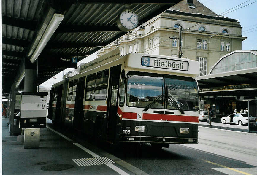 (088'122) - VBSG St. Gallen - Nr. 106 - Saurer/Hess Gelenktrolleybus am 28. Juli 2006 beim Bahnhof St. Gallen