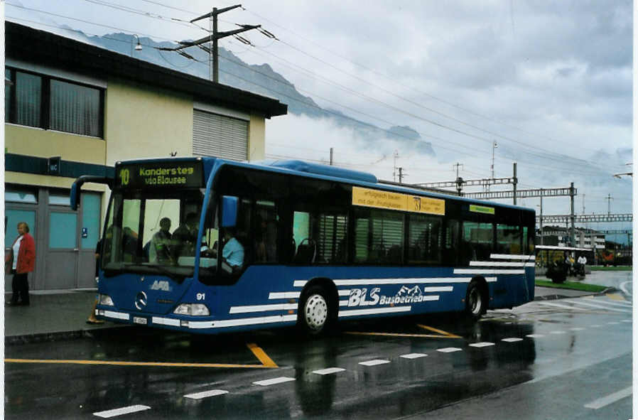 (088'407) - AFA Adelboden - Nr. 91/BE 25'802 - Mercedes (ex Nr. 2) am 1. August 2006 beim Bahnhof Frutigen