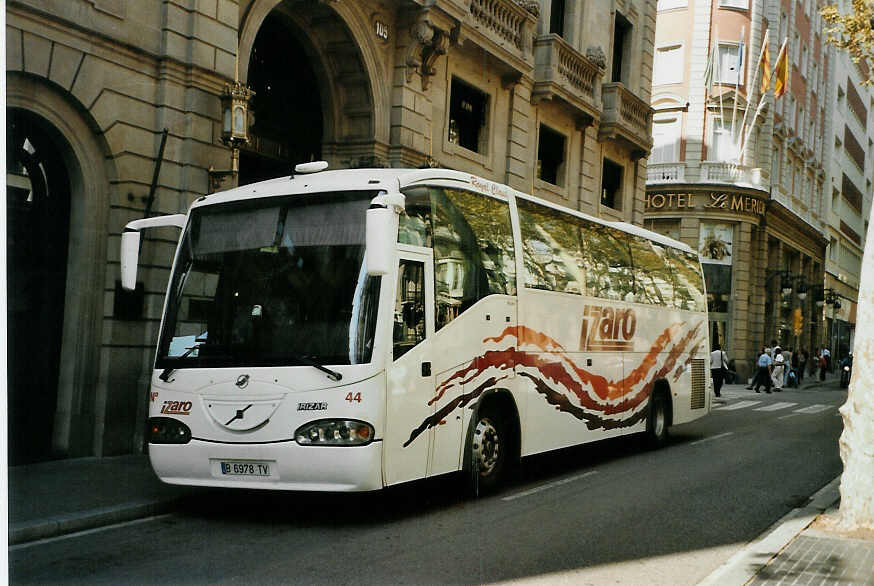 (089'919) - Izaro - Nr. 44/B 6978 TV - Volvo/Irizar am 6. Oktober 2006 in Barcelona, Zentrum