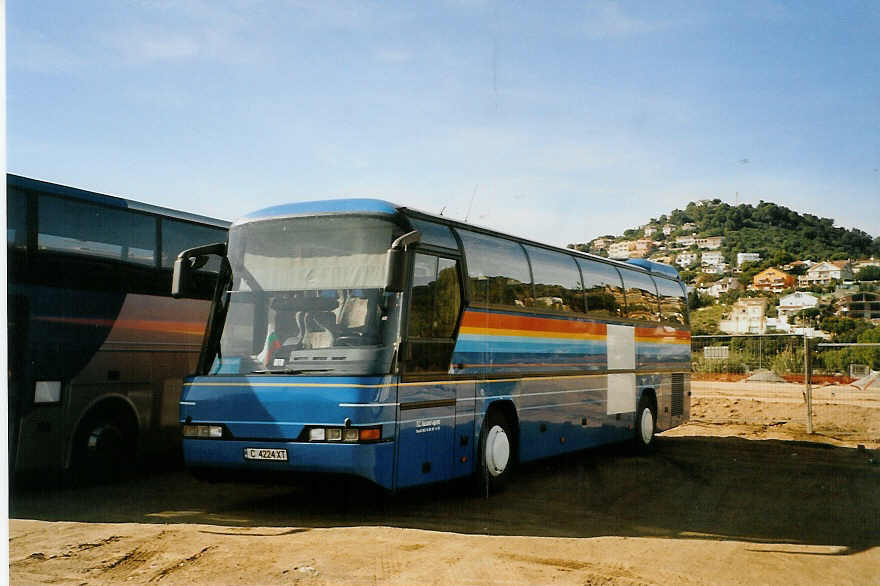 (090'006) - Aus Bulgarien: C 4224 XT - Neoplan am 7. Oktober 2006 in St. Susanna, Parkplatz