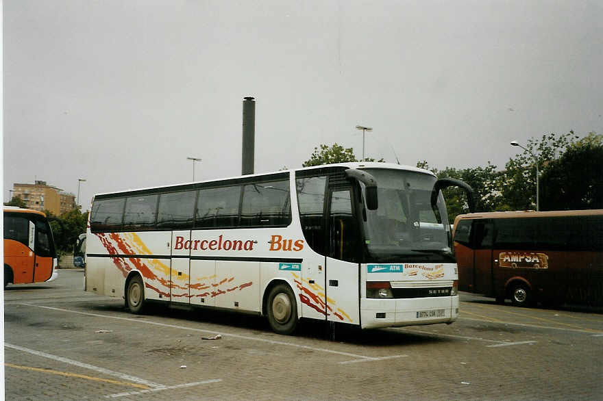 (090'123) - ATM, Barcelona - Nr. 385/9774 CSK - Setra am 9. Oktober 2006 beim Bahnhof Girona