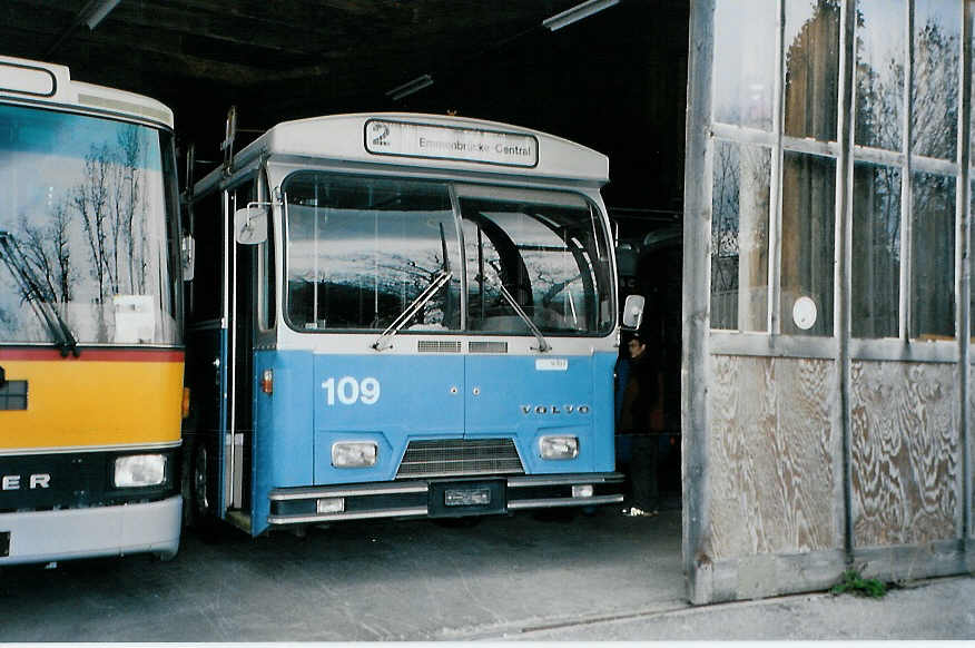 (090'723) - VBL Luzern - Nr. 109 - Volvo/Hess am 12. November 2006 in Selzach, Halle TVS (Teilaufnahme)