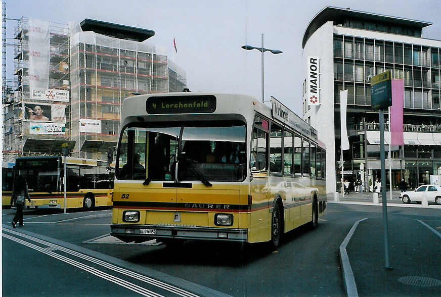 (090'817) - STI Thun - Nr. 52/BE 396'552 - Saurer/R&J am 24. November 2006 beim Bahnhof Thun