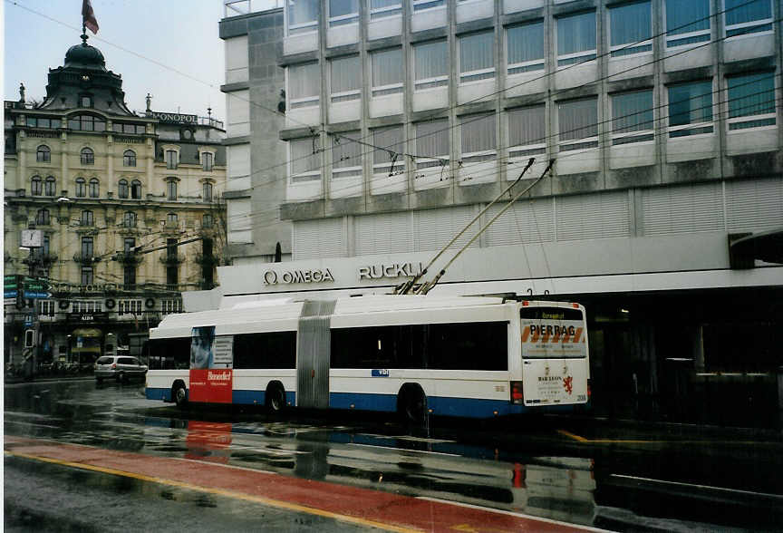 (091'308) - VBL Luzern - Nr. 208 - Hess/Hess Gelenktrolleybus am 1. Januar 2007 beim Bahnhof Luzern