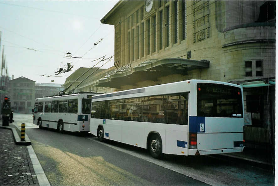 (092'517) - TL Lausanne - Nr. 929 - Lanz+Marti/Hess Personenanhnger am 17. Mrz 2007 beim Bahnhof Lausanne