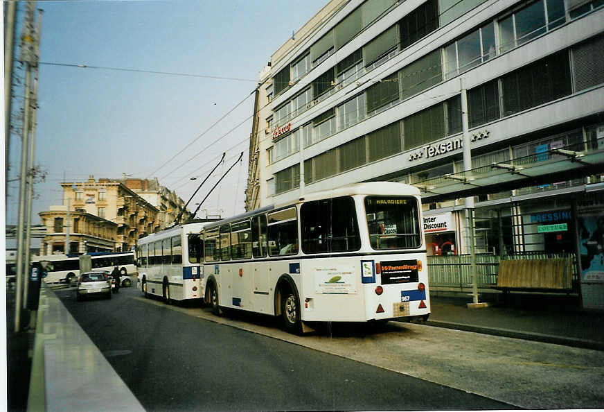 (092'518) - TL Lausanne - Nr. 967 - Rochat/Lauber Personenanhnger am 17. Mrz 2007 beim Bahnhof Lausanne