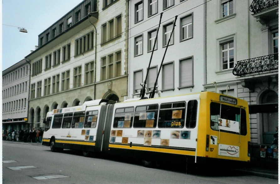 (095'133) - VBSH Schaffhausen - Nr. 117 - NAW/Hess Gelenktrolleybus am 2. Juni 2007 beim Bahnhof Schaffhausen