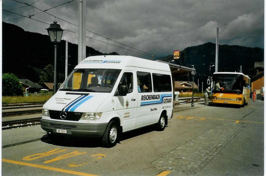 (095'526) - Reichenbach, Gstaad - BE 552 - Mercedes am 23. Juni 2007 beim Bahnhof Gstaad