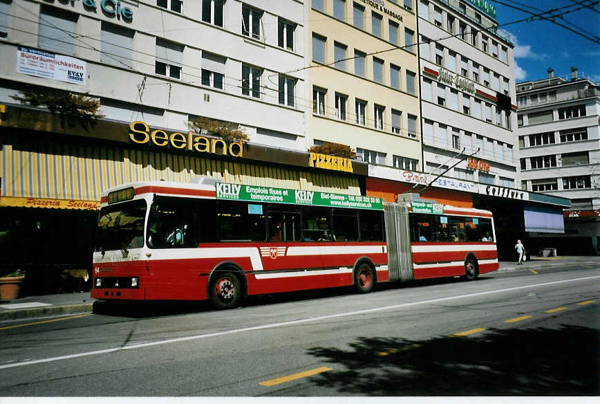 (095'935) - VB Biel - Nr. 64 - Volvo/R&J Gelenktrolleybus am 7. Juli 2007 beim Bahnhof Biel