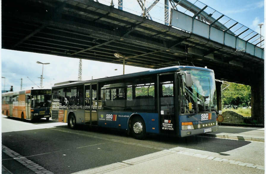 (096'026) - SBG Freiburg - FR-JS 757 - Setra am 9. Juli 2007 beim Bahnhof Freiburg