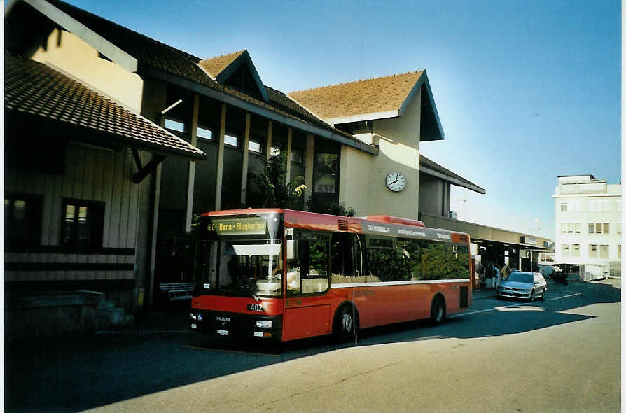 (096'111) - Bernmobil, Bern - Nr. 402/BE 612'402 - MAN/Gppel am 15. Juli 2007 beim Bahnhof Konolfingen