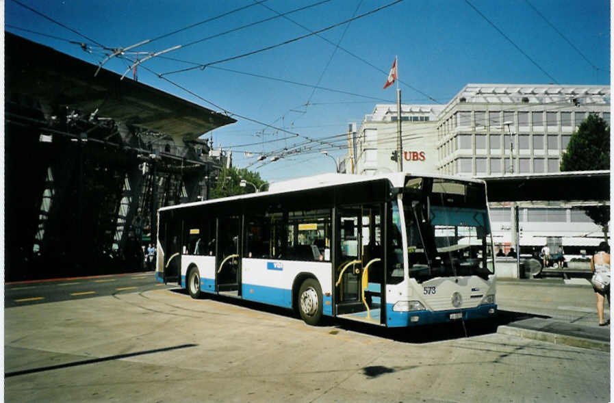 (096'114) - VBL Luzern - Nr. 573/LU 15'573 - Mercedes am 15. Juli 2007 beim Bahnhof Luzern