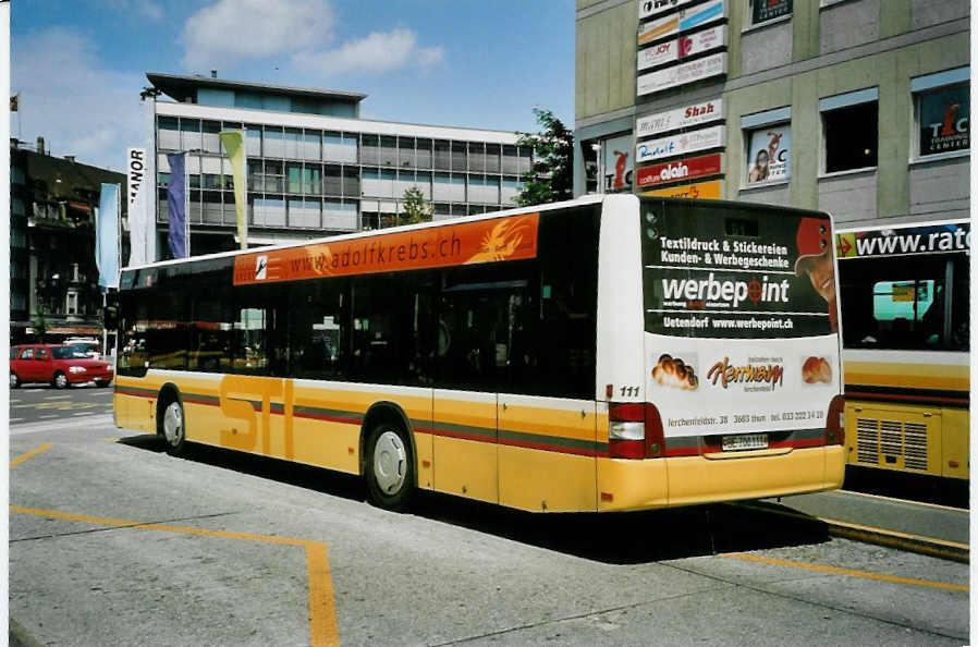 (096'404) - STI Thun - Nr. 111/BE 700'111 - MAN am 20. Juli 2007 beim Bahnhof Thun