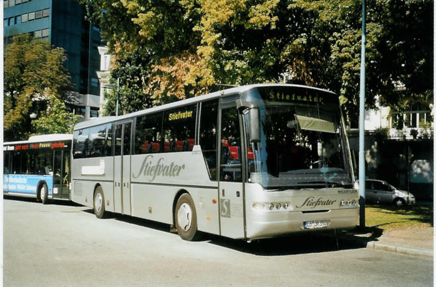 (097'016) - Stiefvater, Lrrach - L-JR 350 - Neoplan am 6. August 2007 beim Bahnhof Lrrach