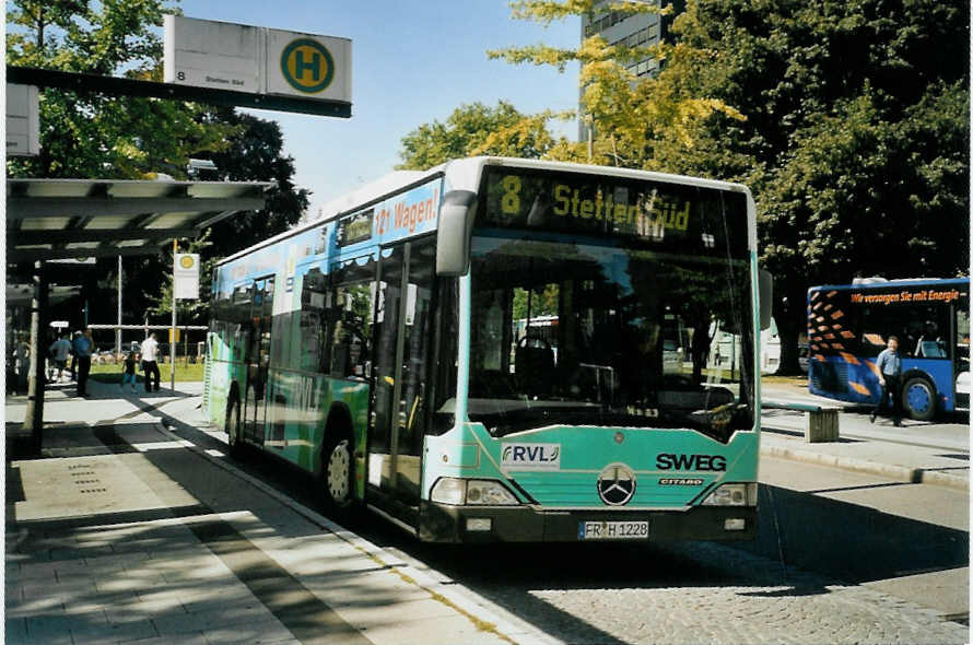 (097'021) - SWEG Lahr - FR-H 1228 - Mercedes am 6. August 2007 beim Bahnhof Lrrach