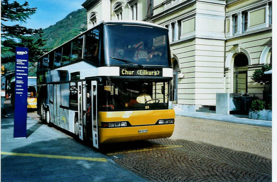 (099'730) - PostAuto Graubnden - GR 102'399 - Neoplan (ex P 27'900) am 3. Oktober 2007 beim Bahnhof Bellinzona