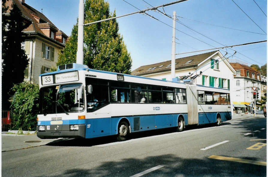 (100'123) - VBZ Zrich - Nr. 27 - Mercedes Gelenktrolleybus am 5. Oktober 2007 in Zrich, Klusplatz