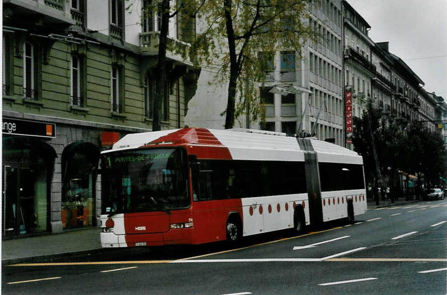 (100'528) - TPF Fribourg - Nr. 514/FR 300'394 - MAN/Hess Gelenkduobus am 27. Oktober 2007 beim Bahnhof Fribourg