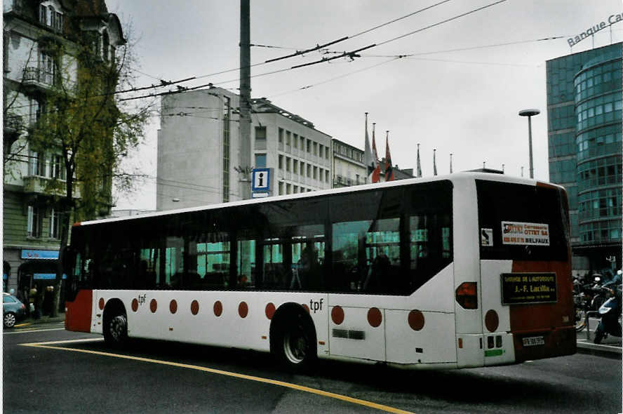 (100'532) - TPF Fribourg - Nr. 388/FR 300'393 - Mercedes am 27. Oktober 2007 beim Bahnhof Fribourg