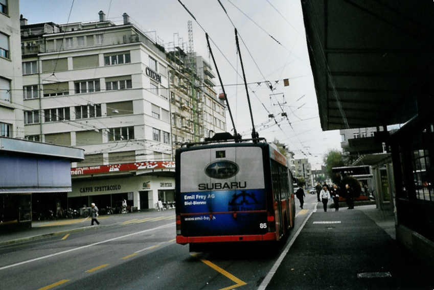 (100'626) - VB Biel - Nr. 85 - NAW/Hess Gelenktrolleybus am 27. Oktober 2007 beim Bahnhof Biel