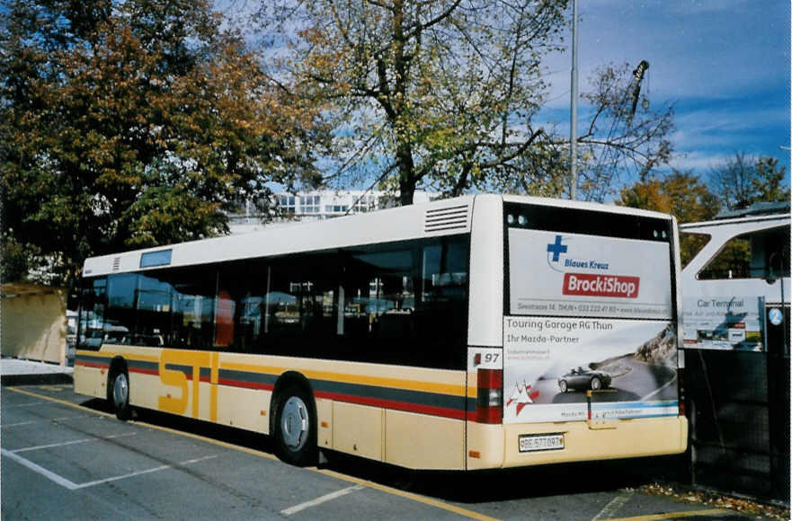 (100'715) - STI Thun - Nr. 97/BE 577'097 - MAN am 29. Oktober 2007 beim Bahnhof Thun (prov. Haltestelle)