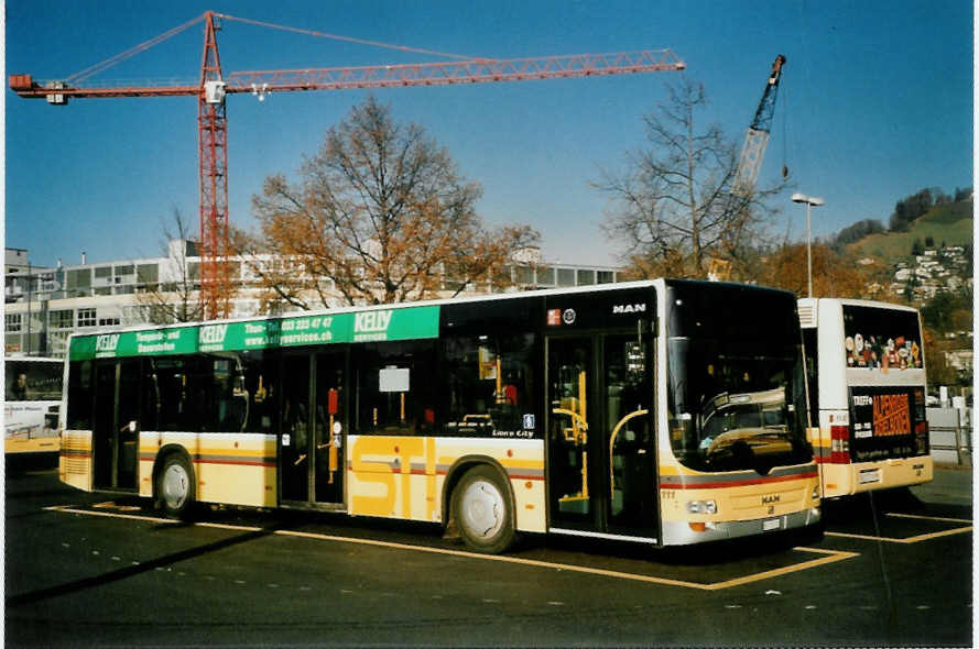 (101'515) - STI Thun - Nr. 111/BE 700'111 - MAN am 28. November 2007 beim Bahnhof Thun (prov. Haltestelle)