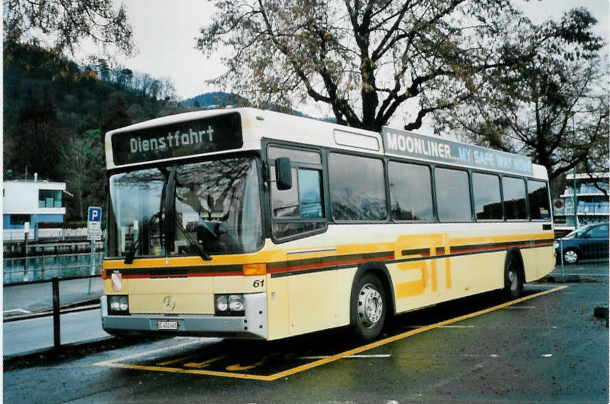 (101'604) - STI Thun - Nr. 61/BE 452'461 - Mercedes/R&J am 4. Dezember 2007 beim Bahnhof Thun (prov. Haltestelle) 