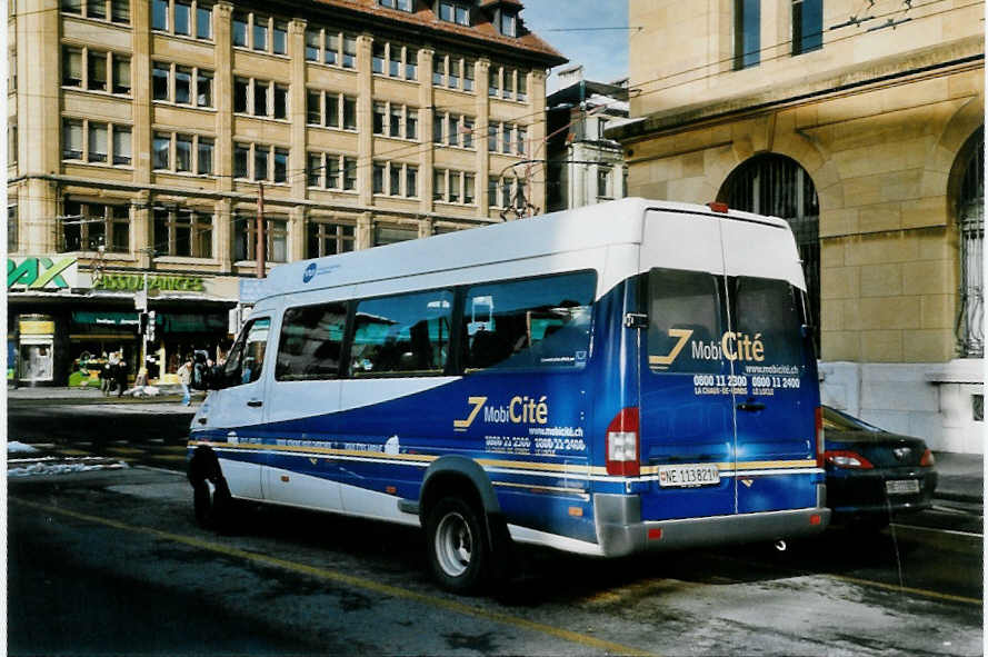 (102'203) - MobiCit, La Chaux-de-Fonds - Nr. 21/NE 113'821 - Mercedes am 22. Dezember 2007 beim Bahnhof La Chaux-de-Fonds 