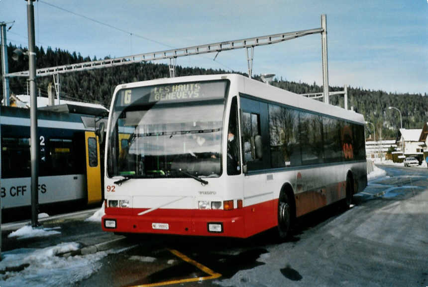 (102'212) - VR La Chaux-de-Fonds - Nr. 92/NE 98'892 - Volvo/Berkhof am 22. Dezember 2007 beim Bahnhof Les Hauts-Geneveys