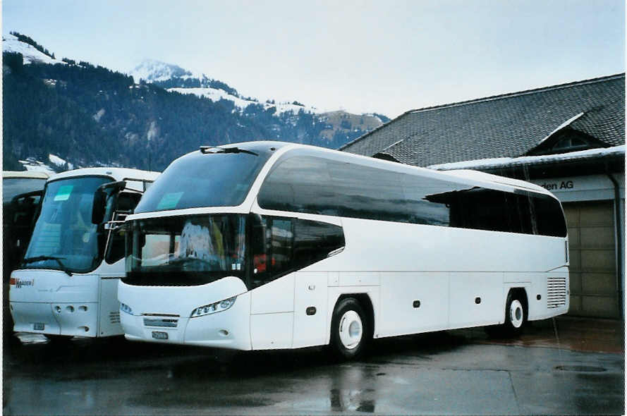 (103'011) - MAN, Otelfingen - ZH 471'727 - Neoplan am 6. Januar 2008 beim Bahnhof Frutigen