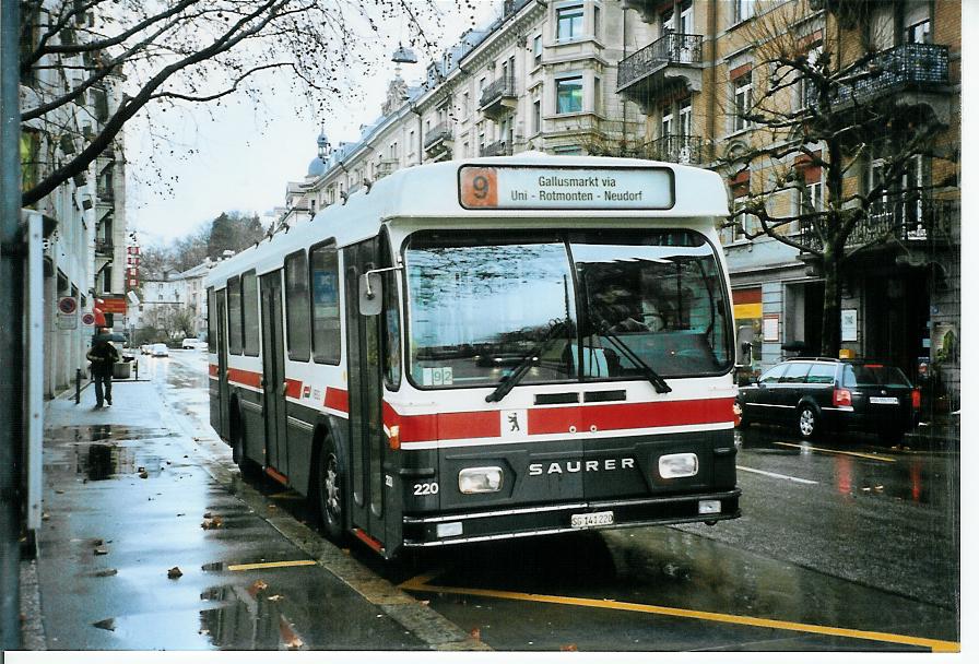 (103'407) - VBSG St. Gallen - Nr. 220/SG 141'220 - Saurer/Hess am 7. Januar 2008 beim Bahnhof St. Gallen