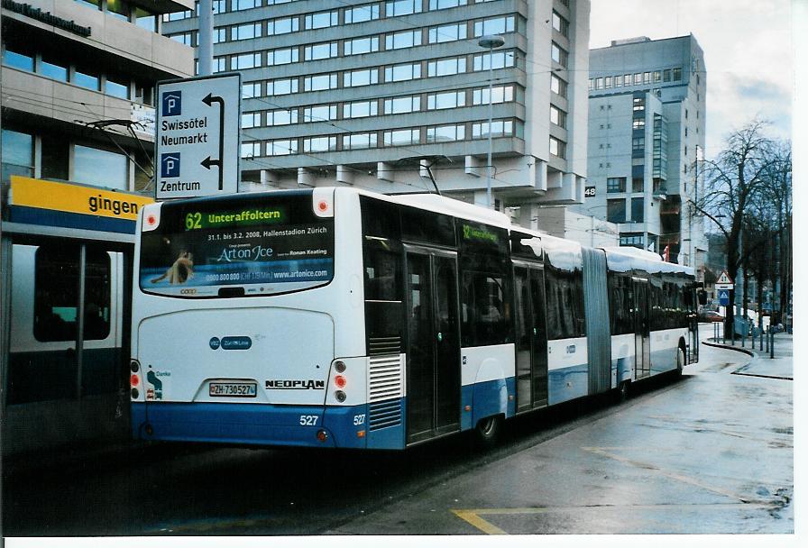 (103'501) - VBZ Zrich - Nr. 527/ZH 730'527 - Neoplan am 7. Januar 2008 beim Bahnhof Zrich-Oerlikon