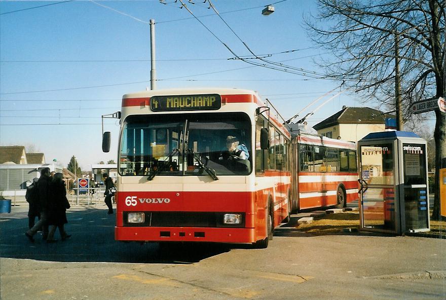 (104'223) - VB Biel - Nr. 65 - Volvo/R&J Gelenktrolleybus am 16. Februar 2008 beim Bahnhof Nidau