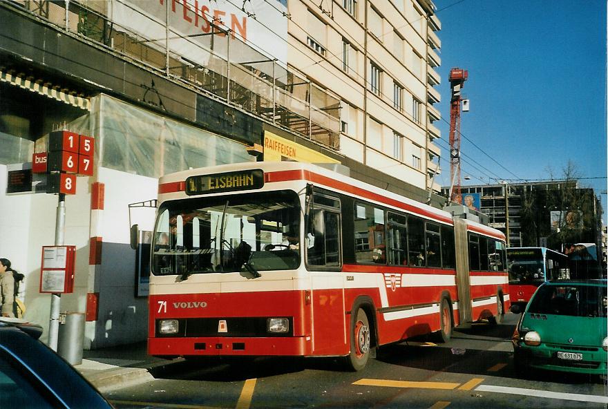 (104'224) - VB Biel - Nr. 71 - Volvo/R&J Gelenktrolleybus am 16. Februar 2008 beim Bahnhof Biel