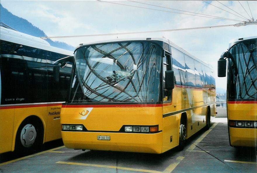 (105'003) - PostAuto Graubnden - GR 102'310 - Neoplan (ex P 25'137) am 9. Mrz 2008 in Chur, Postautostation