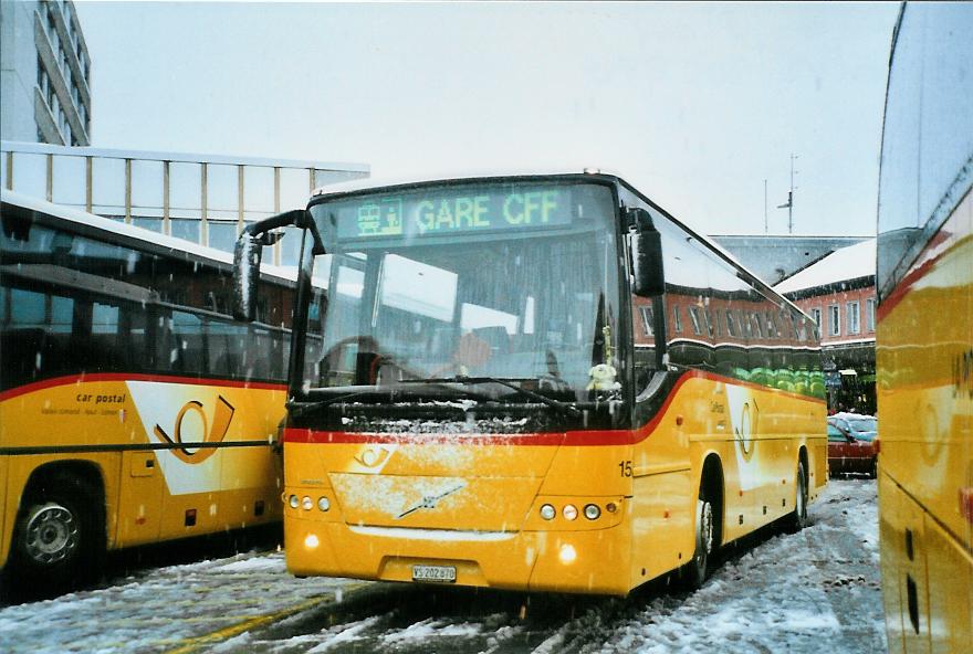 (105'634) - Lathion, Sion - Nr. 15/VS 202'870 - Volvo am 21. Mrz 2008 beim Bahnhof Sion