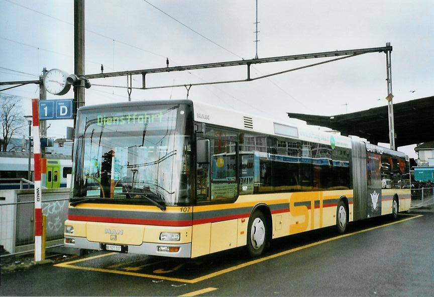 (106'128) - STI Thun - Nr. 107/BE 521'107 - MAN am 1. April 2008 beim Bahnhof Thun (prov. Haltestelle)