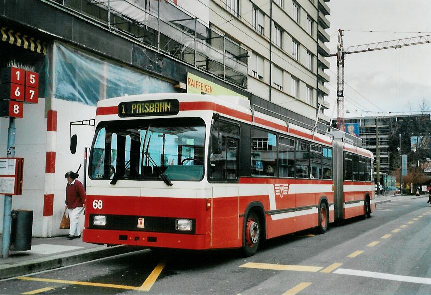 (106'435) - VB Biel - Nr. 68 - Volvo/R&J Gelenktrolleybus am 14. April 2008 beim Bahnhof Biel