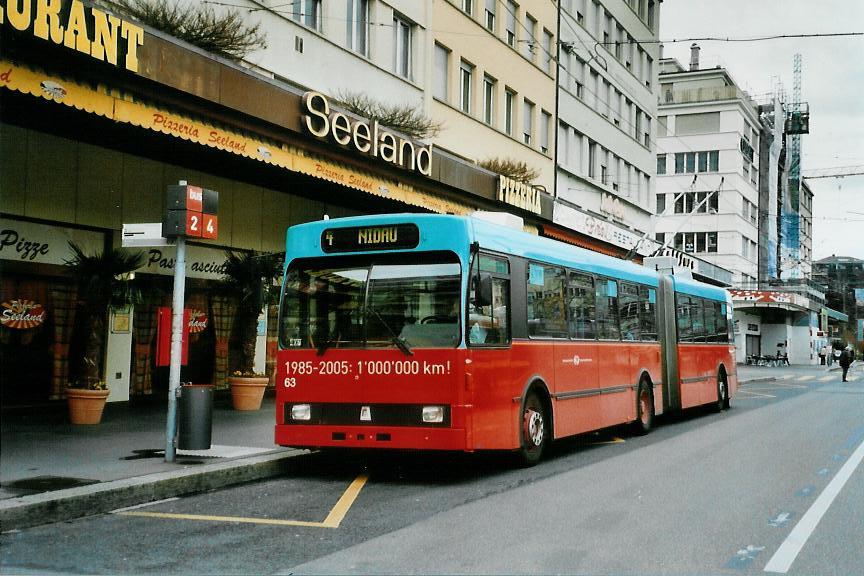 (106'502) - VB Biel - Nr. 63 - Volvo/R&J Gelenktrolleybus am 14. April 2008 beim Bahnhof Biel