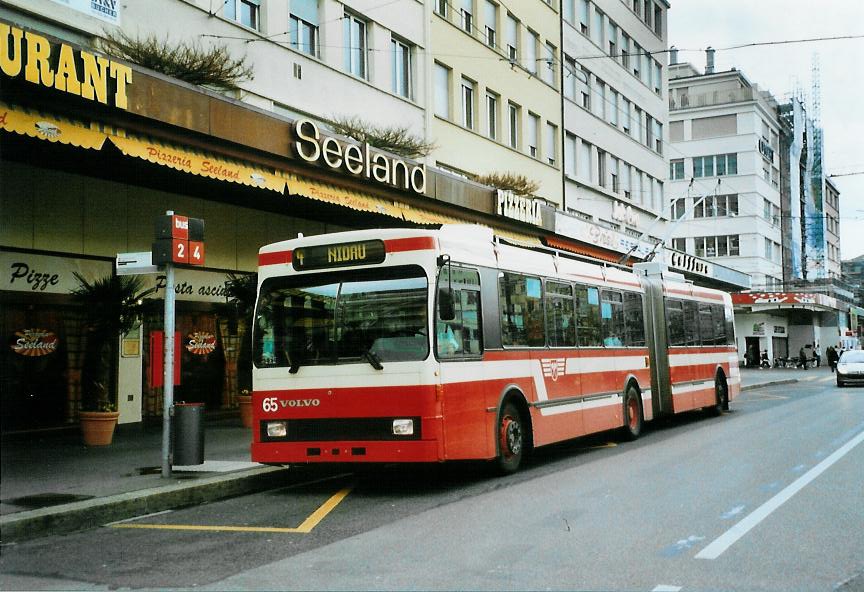 (106'507) - VB Biel - Nr. 65 - Volvo/R&J Gelenktrolleybus am 14. April 2008 beim Bahnhof Biel