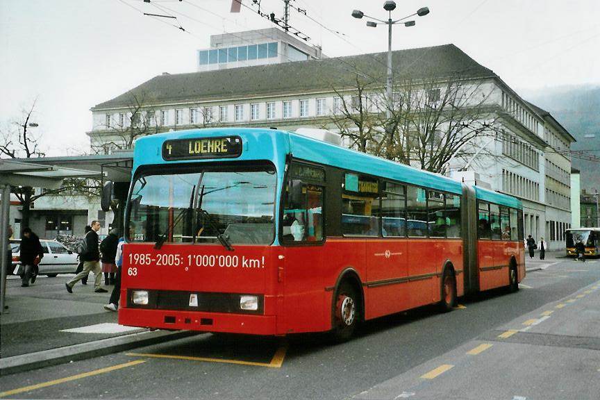 (106'508) - VB Biel - Nr. 63 - Volvo/R&J Gelenktrolleybus am 14. April 2008 beim Bahnhof Biel