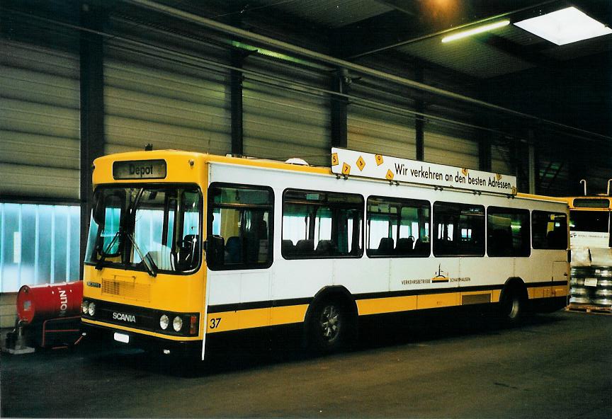 (106'725) - VBSH Schaffhausen - Nr. 37/SH 38'037 - Scania/FHS (ex Nr. 7) am 26. April 2008 in Schaffhausen, Busdepot